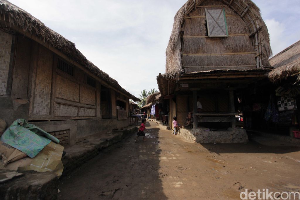 Desa Sade Lombok Tengah merupakan sebuah desa yang dihuni oleh masyarakat asli Suku Sasak Lombok, NTB. Sekitar 150 kepala keluarga tinggal di Dusun Sade Sasak.