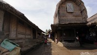 Rumah Dusun Sasak Sade memiliki lambung padi untuk persediaan beras.