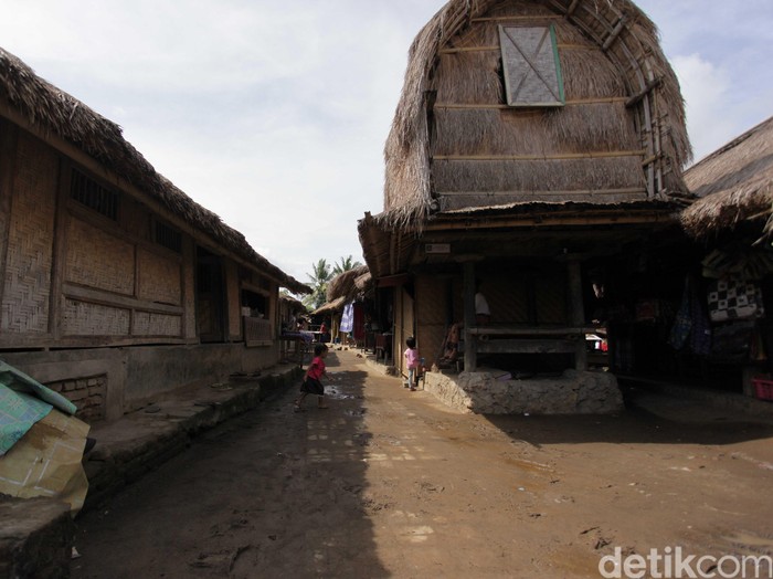 Desa Sade Lombok Tengah merupakan sebuah desa yang dihuni oleh masyarakat asli Suku Sasak Lombok, NTB. Sekitar 150 kepala keluarga tinggal di Dusun Sade Sasak.