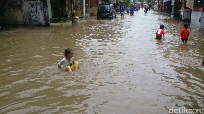 Banjir di Ciledug Awet, Warga Keluhkan Tanggul yang Belum Selesai Dibangun