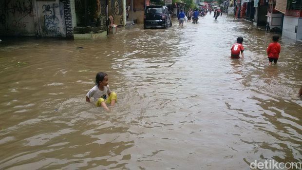 Anak-anak bermain air di Perumahan Ciledug Indah 2 (Foto: Noval Dhwinuari Antony-detikcom)