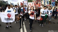 Puluhan orang yang tergabung dalam Forum Rakyat Bali Tolak Reklamasi Teluk Benoa (ForBali) menolak rekalamasi di Teluk Benoa.