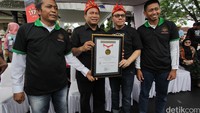 Parade Traktor ini mendapat Musium Rekor Indonesia (MURI) yang diterima Ketua Umum Pemuda Tani Indonesia, Fary Djemy Francis (kedua dari kiri) bersama Wakil Bupati Lombok Tengah, Lalu Pathul Bahri (kiri), Anggota DPR RI Fraksi Gerindra Willgo Zainar (kedua kanan) dan Dandim Lombok Tengah.