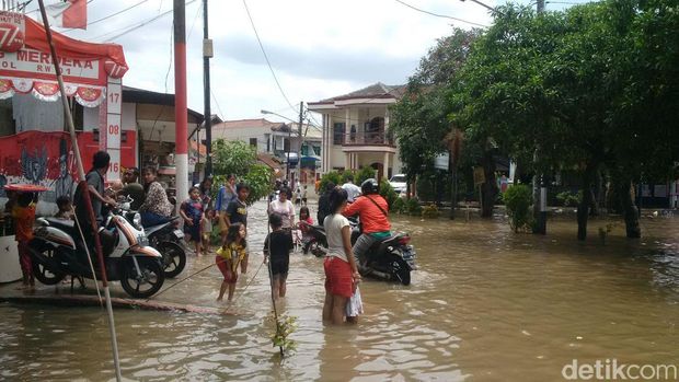 Banjir genangi Perumahan Ciledug Indah 2 (Foto: Noval Dhwinuari Antony-detikcom)