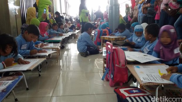 Cinta Kereta Api Ratusan Anak Mewarnai Gambar Sepur Di Stasiun Tugu Yogya