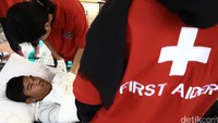 Relawan menunjukan cara memberikan pertolongan awal kepada korban kecelakaan.