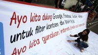 Aksi dilakukan di Bundara HI saat berlangsungnya acara Car Free Day.
