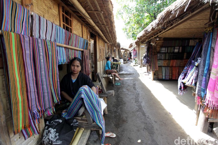 Desa Sade Lombok Tengah merupakan sebuah desa yang dihuni oleh masyarakat asli Suku Sasak Lombok, NTB. Sekitar 150 kepala keluarga tinggal di Dusun Sade Sasak.