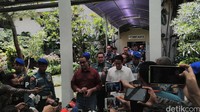Calon gubernur dan wakil gubernur DKI Jakarta Anies Baswedan dan Sandiaga Uno selesai menjalani tes psikologi di RSAL Mintohardjo. Keduanya terlihat sumringah usai menjalani tes.
