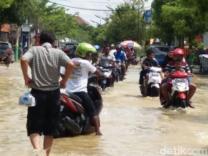 Gus Ipul Pantau Perkembangan Banjir Sampang yang Makin Meluas