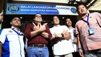 Jadi tadi kami berdua, saya dan Mas Sandi, sudah mengikuti proses pengambilan sampel, yaitu sampel rambut dan sampel urine, ujar Anies di Gedung BNN di Jl. MT Haryono, Cawang, Jakarta Timur, Minggu (25/9/2016).