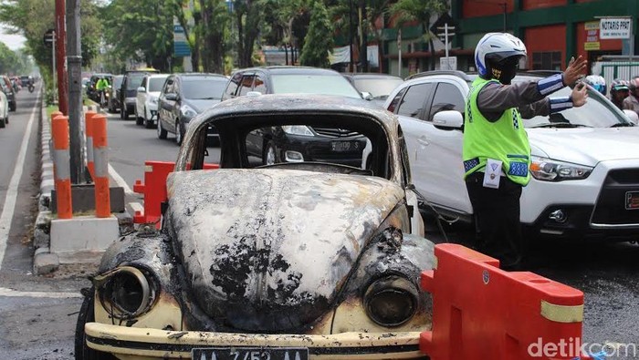 Mobil VW Kodok Terbakar di Traffic Light Pucang