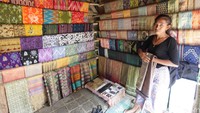 Mayoritas warga Dusun Sasak membuat kain tenun songket.