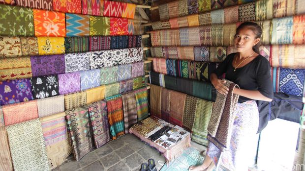 Desa Sade Lombok Tengah merupakan sebuah desa yang dihuni oleh masyarakat asli Suku Sasak Lombok, NTB. Sekitar 150 kepala keluarga tinggal di Dusun Sade Sasak.