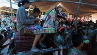 Dalam penggunaan praje ini biasanya diiringi dengan tabuhan musik tradisional asli suku sasak yakni Gendang Beleq.