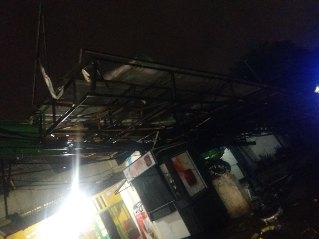 Reklame roboh timpa tambal ban (Foto: Arief Ikhsanudin/detikcom)