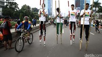 Mereka mensosialisasikan permainan tradisional.