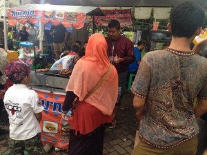 Beda Rejeki Penjual Suvenir dan Penjaja Kuliner di Arena PON