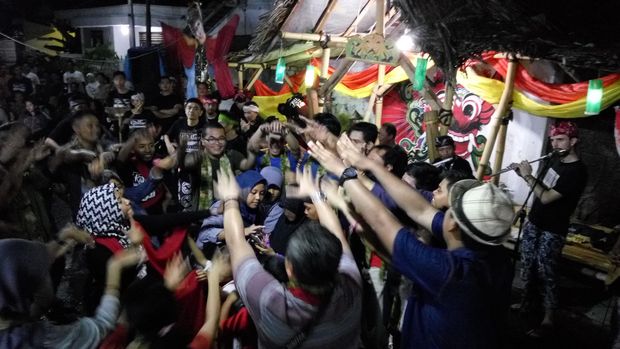 Warga asyik berjoget dengan alunan musik jazz patrol Banyuwangi (Aditya/detikTravel) 