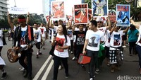 Mereka menyusuri area Car Free Day sambil mengkampanyekan penolakan mereka terhadap reklamasi Teluk Benoa.