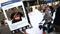 Massa juga menyerukan agar warga menggunakan media sosial dengan bijak.