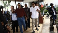 Anies dan Sandi melambaikan tangan kepada wartawan.