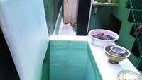 Di tepian sumur, ada sebuah bokor yang digunakan untuk meletakkan dupa, sebuah baskom berisi sisa pembakaran dupa dan ada juga sesaji berupa tiga jenis bunga, semuanya berwarna putih atau kuning. Konon, Putri Sri Tanjung tidak menyukai bunga berwarna merah. Rusman mengaku sesajen ini hanya tradisi yang diteruskan dari mertuanya (Aditya/detikTravel)