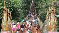 Untuk menuju vihara, pengunjung bisa naik 300 anak tangga ke atas bukit atau naik kereta funicular dengan ongkos 20 Baht (Rp 7.500) di luar tiket masuk 30 Baht (Rp 11.300) (Fitraya/detikTravel)