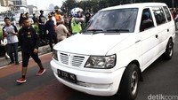Sebuah mobil tampak melintas di kawasan Bundaran HI saat hari bebas kendaraan.