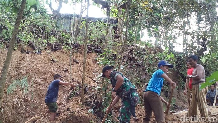 Longsor di Pamekasan, Bukit 7 Meter Tutup Jembatan