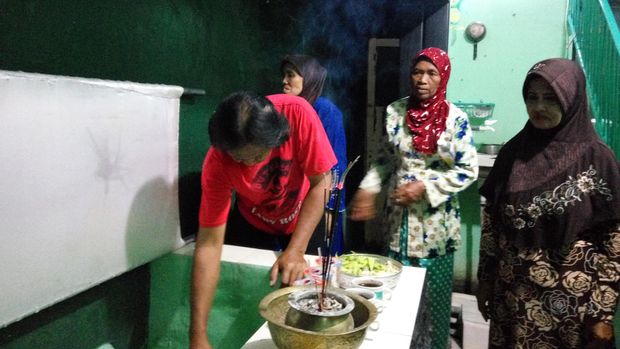 Banyak warga yang terkabul doanya dan sembuh dari air Sumur Sri Tanjung (Aditya/detikTravel)