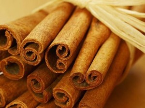 Skincare Alami dengan Masker dan Pelembap Kayu Manis