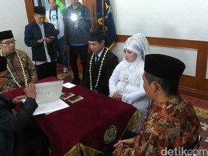 Ridwan Kamil Jadi Saksi Nikah Massal di HUT Kota Bandung