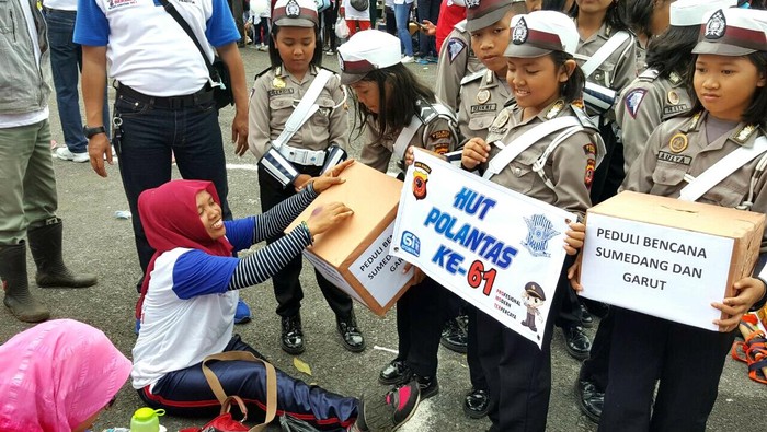 Saat Polantas Cilik Turun ke Jalan Galang Sumbangan untuk Warga Garut