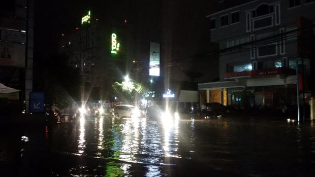 Foto: Lalin di Kemang dibuka pascabanjir (Noval/detikcom)