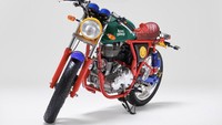 Sementara Royal Enfield Continental GT dengan tangki warna hijau hadir dengan warna-warni yang meriah. Kombinasi warna hijau, merah, biru dan kuning menghiasi motor ini.
