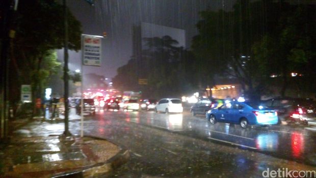 Foto: Hujan di Cawang, Jakarta Timur (Jabbar/detikcom)