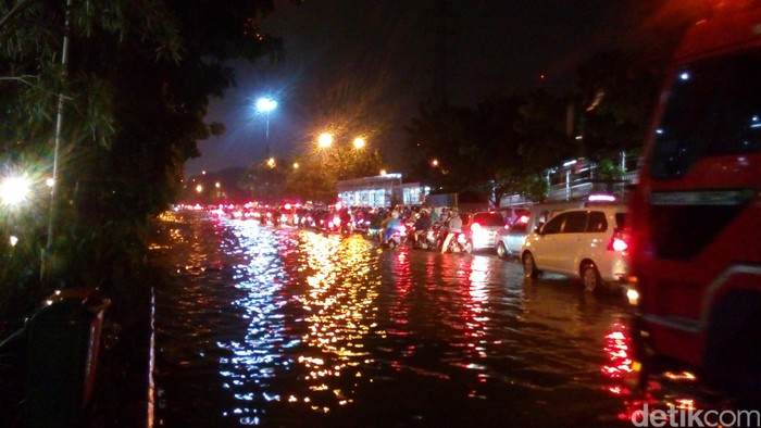 Ada Genangan 20 Cm, Lalin Arah Cawang Menuju Bekasi Macet