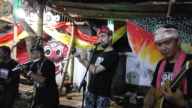  Saat Rodrigo Parejo nge-jamm bareng jazz patrol di  Banyuwangi (Aditya/detikTravel)