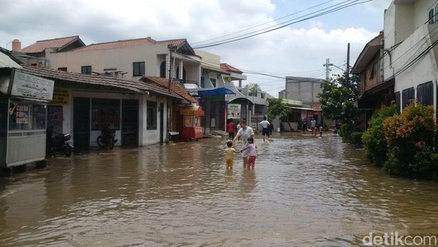 Banjir genangi Perumahan Ciledug Indah 2 (Foto: Noval Dhwinuari Antony-detikcom)