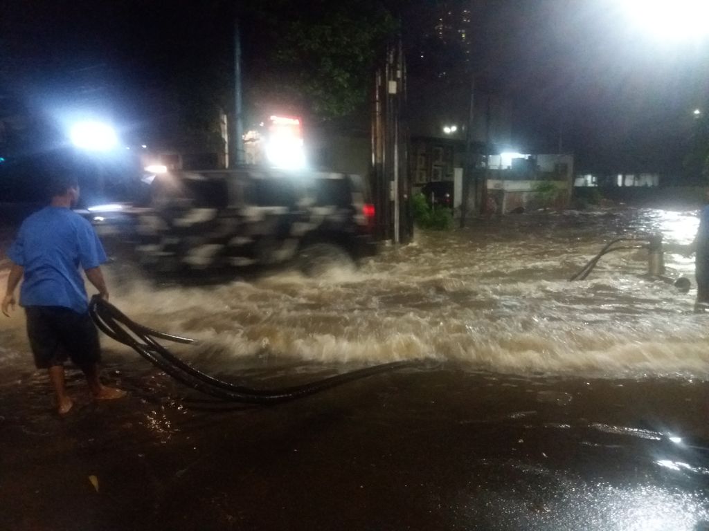 Pasukan Biru Menyedot Banjir Kemang (Arief Ikhsanudin/detikcom)
