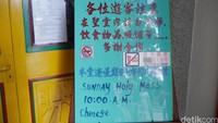 Wisatawan yang ingin berkunjung boleh masuk asal tetap sopan dan menghormati orang yang sedang beribadah. Selama di dalam, dilarang makan, minum dan merokok (Kurnia/detikTravel)