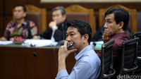 Ariesman (kanan) dan Trinanda menyimak hasil penyadapan KPK di ruang sidang berupa rekaman pembicaraan antara Trinanda dengan Sanusi.