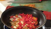 Sambal colo-colo terbuat dari paduan sambal mentah dan matang. Tambahan ebi dan terasi membuat aroma sambal makin nikmat.