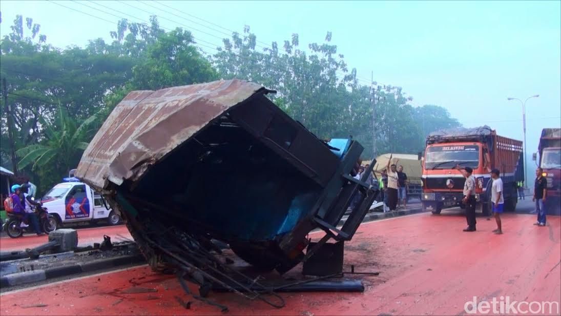 Truk Militer Kecelakaan Beruntun