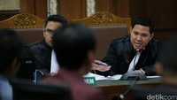 Salah seorang jaksa mencari keterangan dari para saksi.