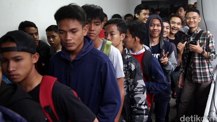 Antusias Warga Menyaksikan Langsung PON

Penonton mulai memadati  Graha Laga Tangkas, Jatinangor, Sumedang, Jawa Barat,  jelang final cabang olahraga Futsal PON 2016, Senin (26/09/2016). Ribuan penonton ini akan menyaksikan pertandingan final Futsal antara Maluku Utara melawan Jawa Barat. Grandyos Zafna/detikcom