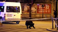 Polisi mengambil sejumlah sampel di tempat kejadian perkara ledakan. STR/AFP/detikFoto.