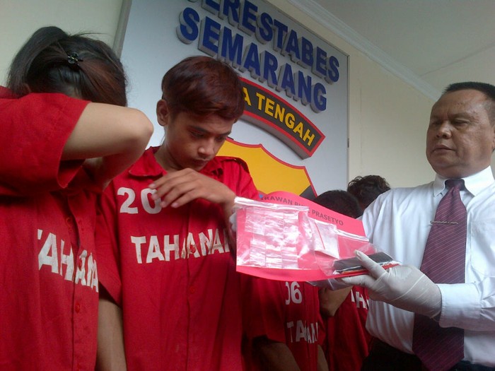Sepasang Kekasih Pengedar Narkoba Dibekuk, Sabu 17 Gram Diamankan
