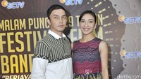 Pasangan Dimas Aditya dan Tika Bravani juga tampil dengan kain nasional. Pool/Noel/detikFoto.